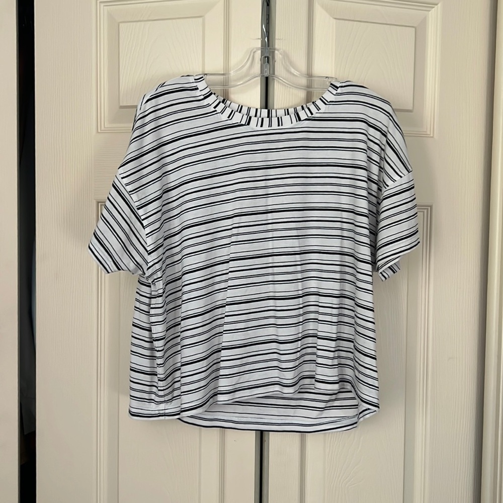 Cropped dry fit Lululemon tee